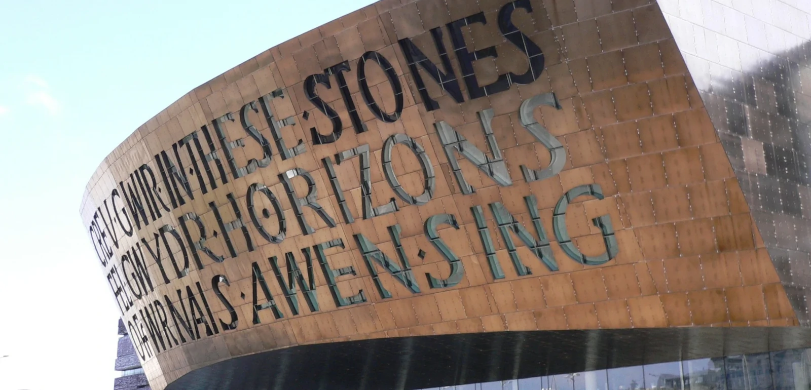 sejouur linguistique a peartree cardiff monument
