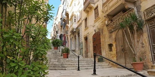 voyage linguistique à la valette ruelle étroite