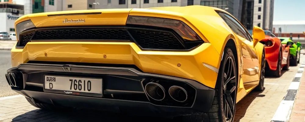 Une Lamborghini location de lamborghini a dubai avec une carte de credit lamborghini dubai
