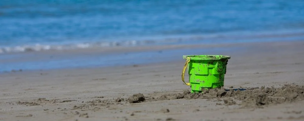 un seau sur une plage sejour linguistique enfants st julian's que savoir seau plage