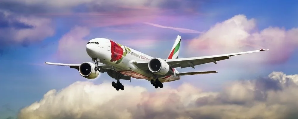 un avion dans le ciel visa-tourisme-dubai-pour-marocain-pour-qui-avion-dans-ciel