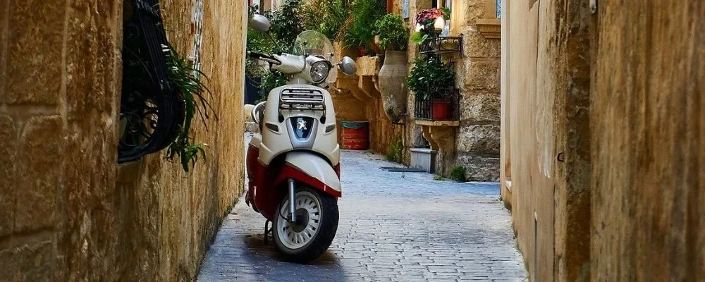 voyage-linguistique-bels-st-pauls-bay-malte-choisir-cours-ruelle-scooter