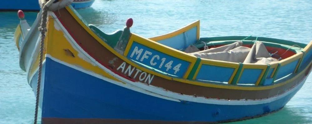 Un bateau traditionnel voyage linguistique à malte